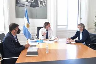 El jefe de gabinete, Santiago Cafiero, junto a sus pares Felipe Miguel (ciudad de Buenos Aires) y Carlos Bianco (provincia de Buenos Aires)