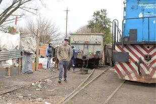 Los ramales Retiro-Tigre y Victoria-Capilla del Señor quedaron suspendidos luego de una toma de terrenos ferroviarios en Victoria