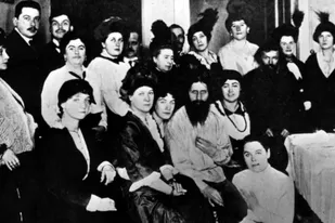 Rasputín (centro) con admiradores: sus poderes de seducción eran objeto de leyendas.