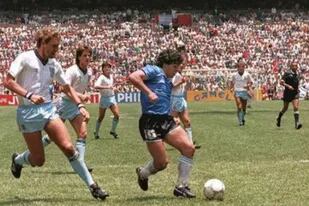Diego Armando Maradona a punto de culminar su obra maestra, el segundo gol contra Inglaterra en México 86.