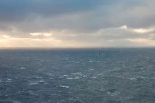 En esta imagen, proporcionada por el Centro Conjunto de Coordinación y Rescate el 16 de febrero de 2022, se muestra una vista del océano Atlántico frente a Newfoundland, desde un avión que participa en el operativo de búsqueda de los marineros de un barco español hundido. (Centro Conjunto de Coordinación y Rescate/The Canadian Press vía AP)