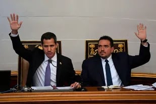 Guaidó preside una sesión del Parlamento
