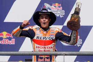 Un clásico: Marc Márquez, con el sombrero de cowboy; el español ganó otra vez el Grand Prix de Las Américas del MotoGP