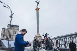 03-03-2022 Varios jóvenes en la plaza de Maidan, a 3 de marzo de 2022, en Kiev (Ucrania). Después de 8 días de conflicto bélico desde el inicio de los ataques en Ucrania por parte de Rusia, el balance de la guerra según las últimas informaciones, tanto por parte del gobierno ucraniano como de ACNUR, es de al menos 2.000 civiles muertos y de alrededor de un millón de refugiados que han huido de Ucrania. Las delegaciones de Rusia y Ucrania han acordado el establecimiento de corredores humanitarios para la evacuación y la entrega de alimentos y medicinas en el marco del conflicto y un posible alto el fuego temporal. POLITICA Diego Herrera - Europa Press