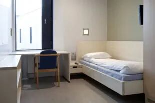 Una celda individual, con baño en suite, televisor de pantalla plana, heladera y escritorio, en la prisión de máxima seguridad de Halden, en Noruega