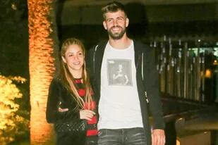 Shakira junto a Piqué, antes de entrar a cenar, en Barcelona
