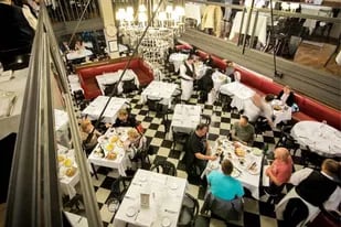 El restaurante de Recoleta creado por tres hermanos que recibe a estrellas de Hollywood y que avisa: “Les cobramos a todos”