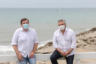 Guillermo Montenegro y Alberto Fernández se mostraron distendidos frente al mar, tras un desayuno en el que repasaron la necesidad de reactivar la producción y el turismo para salir de la crisis profundizada por la pandemia