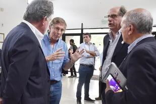 El seretario de Agricultura, Juan José Bahillo con integrantes de la Mesa de Enlace durante la reunión en Castelar