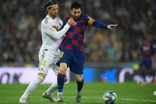 Sergio Ramos y Lionel Messi disputan la pelota en un clásico español. El Barcelona presentará un modelo de camiseta especial