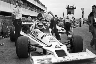Circuito de Paul Ricard, Gran Premio de Francia 1978: Frank Williams observa el FW06, el primer modelo que creó junto a Patrick Head; al volante Alan Jones, el primer piloto que se consagró campeón con la escudería de Grove