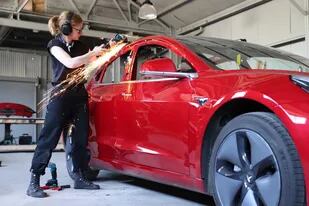 La youtuber Simone Giertz modificó un Tesla Model 3 para crear a Truckla, una camioneta pick-up eléctrica basada en el sedán eléctrico de la automotriz liderada por Elon Musk