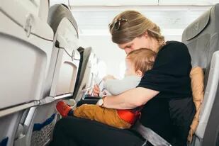 Existe una manera de evitar sentarse al lado de un bebé, según el consejo que dio una azafata