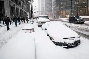 La nieve cubrió los autos en Chicago.