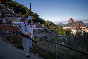 En Río de Janeiro, tareas de desinfección por el coronavirus