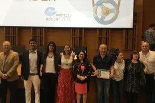 Los docentes ganadores del Premio Comunidad a la Educación posan con sus diplomas junto a parte del jurado
