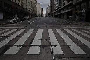 La Avenida Corrientes, vacía, esta tarde, en la nueva etapa de confinamiento