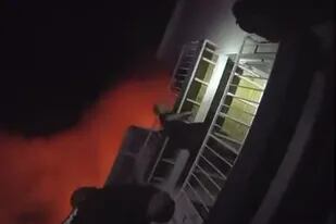 Escaló los balcones de un edificio para rescatar a un bebé de un incendio
