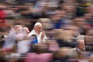 El papa Francisco arriba a la audiencia general semanal en el Vaticano. (AP Foto/Andrew Medichini)
