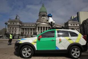 Uno de los vehículos que utiliza Google para registrar las imágenes para Street View, frente al Congreso de la Nación; una de las claves del poderío de la compañía es su obsesiva diversificación, pero no es la única