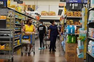 Walmart tuvo que recortar sus márgenes operativos debido a la suba de los alimentos y la disparada de la inflación