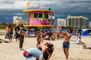 Los guardavidas monitorean a los bañistas en Miami Beach, Florida, el 6 de marzo de 2021
