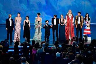 El elenco en pleno de Game of Thrones sobre el escenario de los premios Emmy