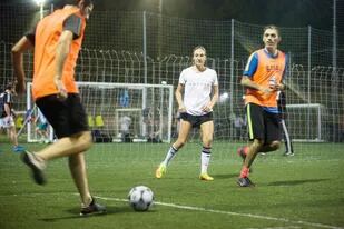 Hombres y mujeres juegan a la par en los partidos organizados por FC BAFA en Palermo