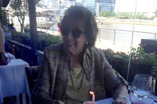 La víctima de la estafa, en uno de los festejos de sus 100 años, en un restaurante de Puerto Madero