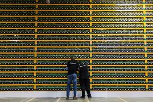 Dos técnicos inspeccionan una minería de bitcoins en Quebec