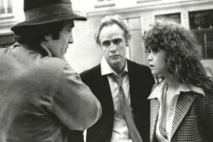 Bertolucci junto a Marlon Brando y Maria Schneider en el rodaje de Ultimo tango en París (1972)