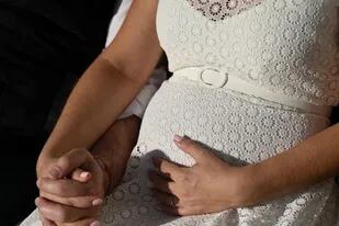 Alberto Fernández compartió una foto de la panza de embarazada de Fabiola Yáñez para saludar a las madres en su día