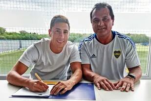 Miguel Merentiel, con el Chelo Delgado, entre sonrisas, al firmar el contrato