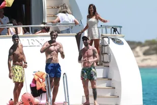 Lionel Messi, Luis Suárez y sus familias, de paseo en un yate por Ibiza