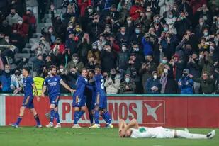 Eden Hazard (tercero a la derecha) celebra tras anotar el segundo del Real Madrid par la victoria 2-1 ante el Elche en la Copa del Rey