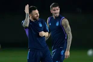 Sin dramas: Lionel Messi y Rodrigo De Paul, contentos en el último entrenamiento de la selección argentina que pudo presenciar la prensa antes del choque con Países Bajos por los cuartos de final del Mundial Qatar 2022.