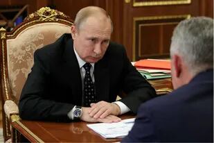 El presidente ruso, Vladimir Putin, se reúne con el ministro de Defensa, Sergei Shoigu, en Moscú, Rusia