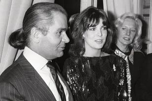 En 1983, Lagerfeld y Carolina llegan juntos a una fiesta de la revista Vogue en el Crillon Hotel