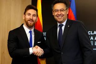 Lionel Messi y Josep María Bartomeu, cuando firmaron el contrato del jugador en 2017