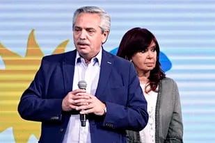 Alberto Fernández reconoce la derrota del gobierno en el búnker del Frente de Todos. Detrás, la vicepresidenta Cristina Kirchner