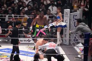 Floyd Mayweather observa como el referí detiene la "pelea" contra la estrella de artes marciales mixtas de Japón, Mikuru Asakura, en la pelea exhibición realizada en Tokio