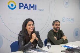Luana Volnovich y Martín Rodríguez, en un acto de gestión en el PAMI