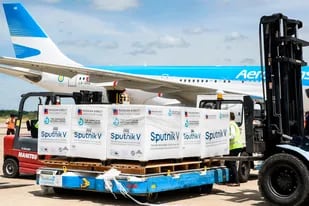 El avión de Aerolíneas Argentinas descargando la vacuna Sputnik V en el aeropuerto de Ezeiza
