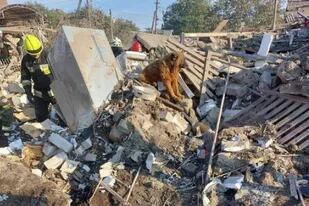 Ucrania difundió fotos de una zona en la ciudad de Dnipro devastada por un cohete ruso