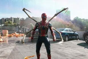 En esta imagen difundida por Sony Pictures, Tom Holland en una escena de "Spider-Man: No Way Home" de Columbia Pictures. (Sony Pictures vía AP)