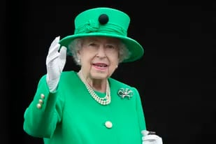 La reina Isabel II saluda a la multitud durante el desfile por su Jubileo de Platino en el Palacio de Buckingham en Londres el 5 de junio de 2022, en el último de cuatro días de celebraciones del Jubileo de Platino por sus 70 años en el trono. (AP Photo/Frank Augstein, Pool)