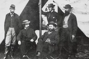 El fundador de la agencia Pinkerton, Allan Pinkerton, con su equipo y Kate Warne, arriba, apoyada en el poste.