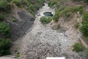 Las dramáticas imágenes del río que se secó en Villa Carlos Paz y afecta el suministro de agua