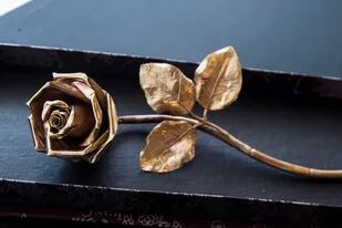 El orfebre Juan Carlos Pallarols realizó una rosa con material traído de las Islas Malvinas, principalmente derivado de vainas de la guerra, y la van a subastar a beneficio del hospital de Pinamar