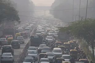 Coches y motos circulan por una atestada carretera en medio de la neblina y el smog tóxico en Nueva Delhi, India, el 17 de noviembre de 2021. (AP Foto/Manish Swarup)